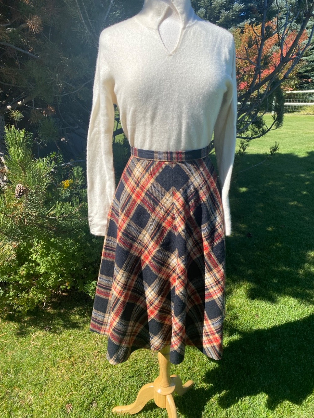 Vintage Scottish Tartan Wool Plaid Outfit: Cape, Skirt and Pants Set (6) - Picture 9 of 12